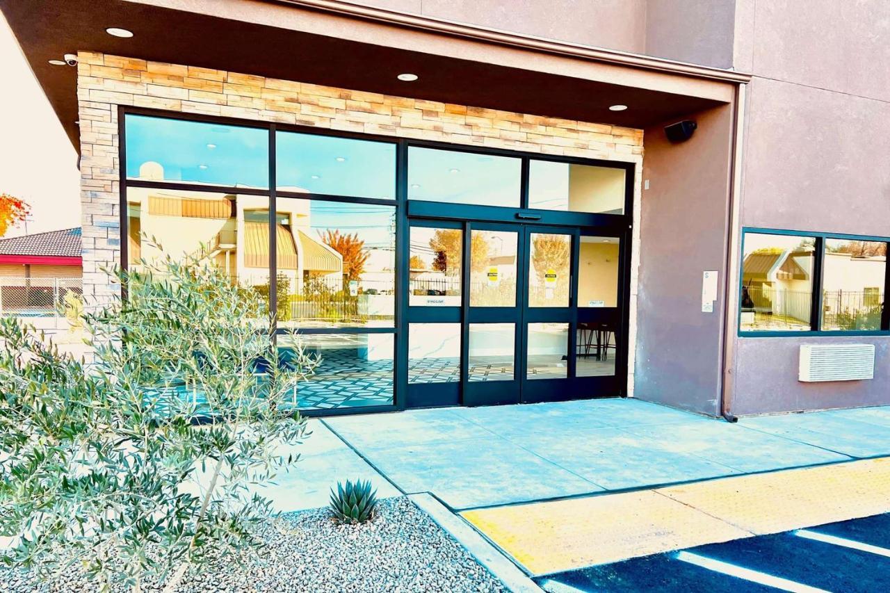 Ramada By Wyndham Modesto Yosemite Area Exterior foto