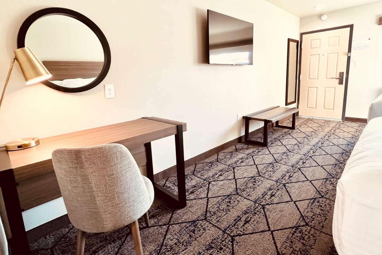 Ramada By Wyndham Modesto Yosemite Area Exterior foto