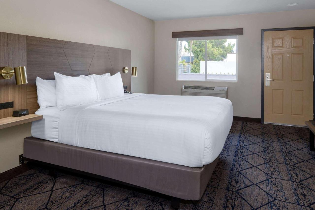 Ramada By Wyndham Modesto Yosemite Area Exterior foto