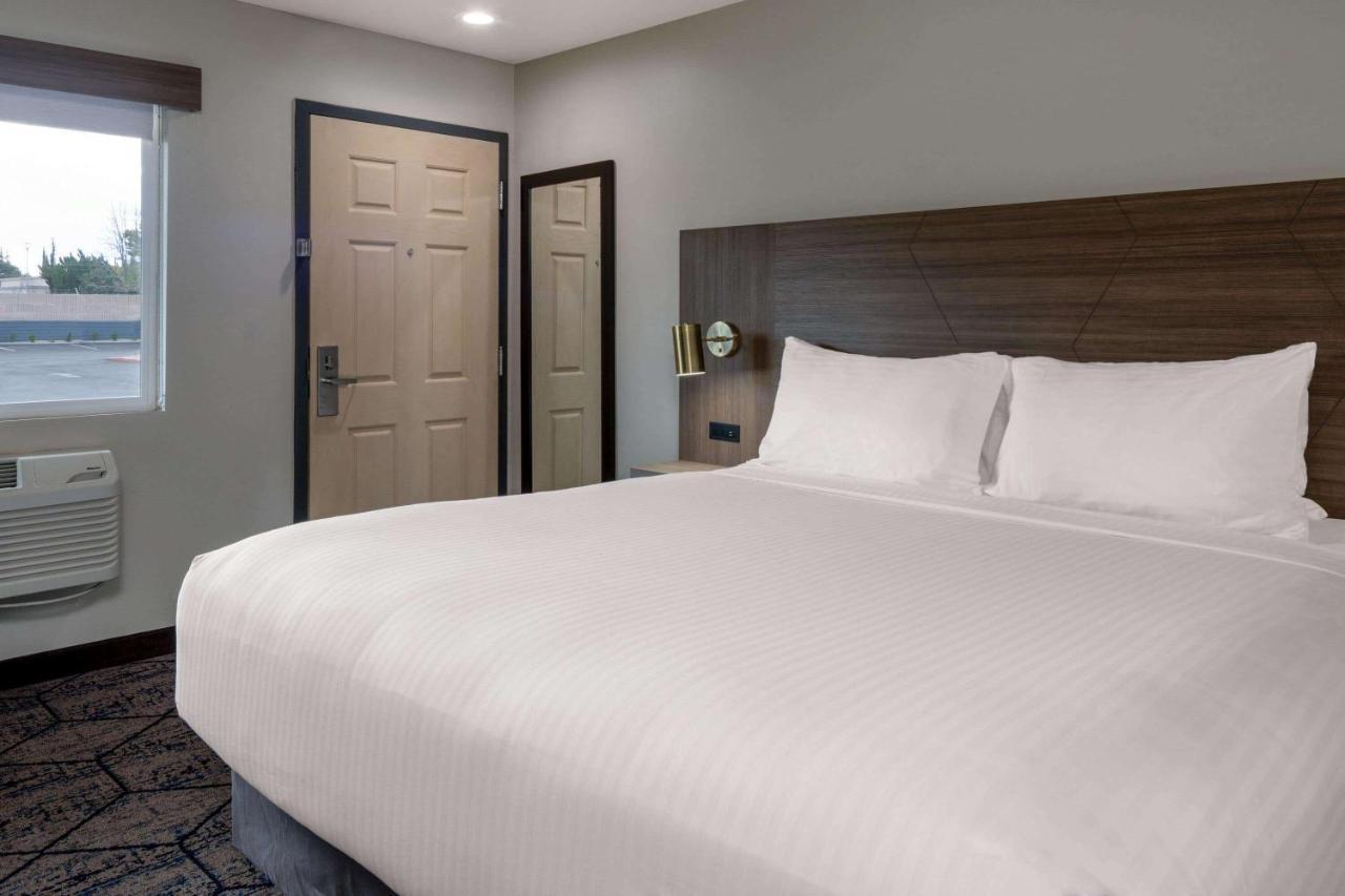 Ramada By Wyndham Modesto Yosemite Area Exterior foto