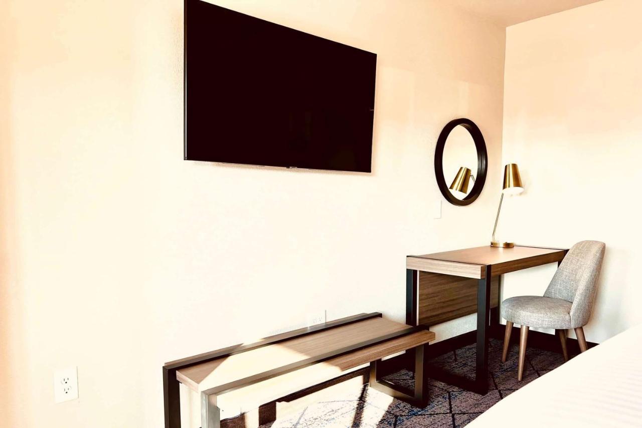 Ramada By Wyndham Modesto Yosemite Area Exterior foto