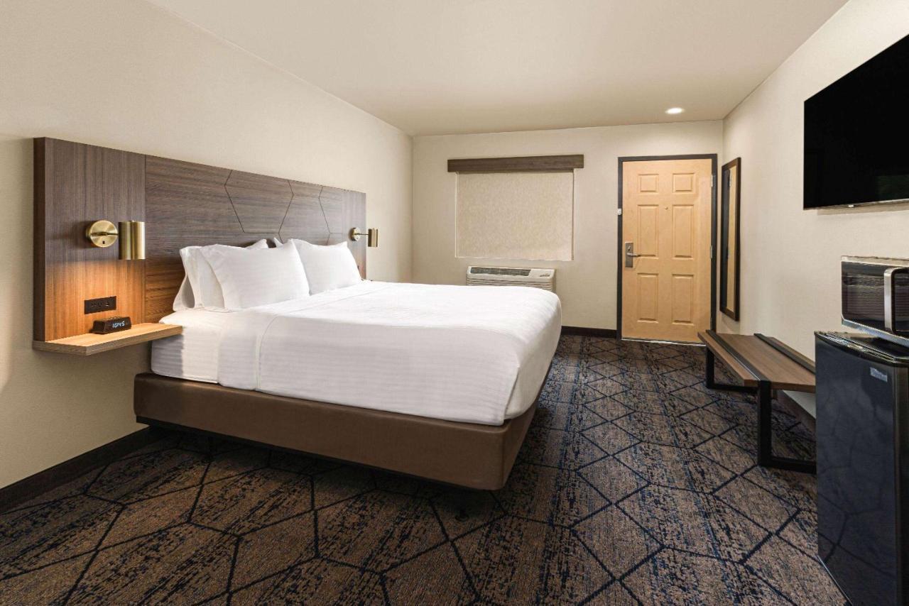 Ramada By Wyndham Modesto Yosemite Area Exterior foto