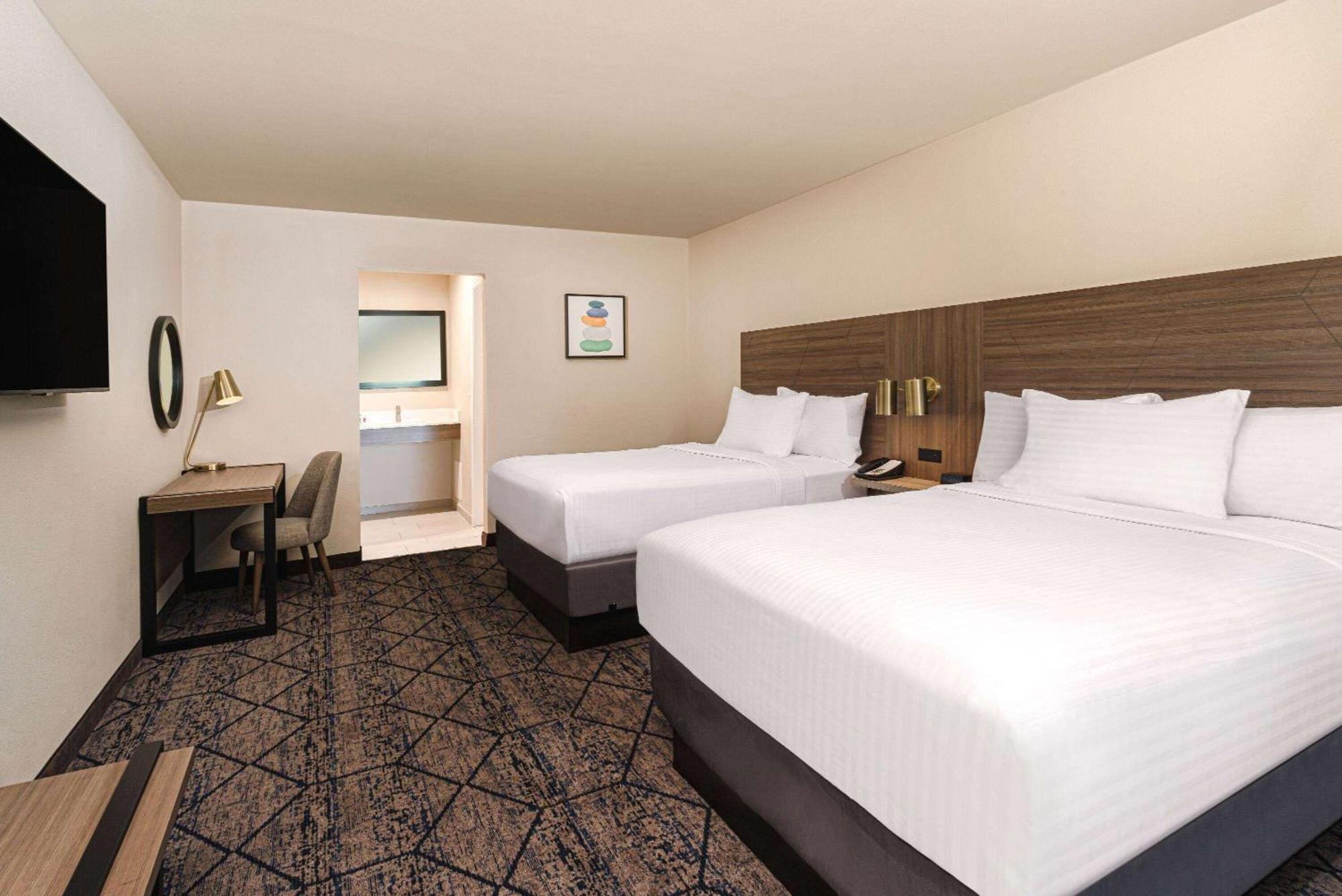Ramada By Wyndham Modesto Yosemite Area Exterior foto