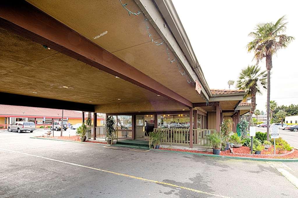 Ramada By Wyndham Modesto Yosemite Area Exterior foto